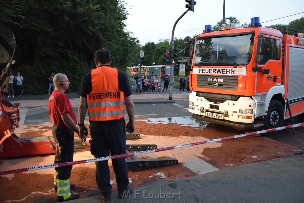 TLF 4 umgestuerzt Koeln Bocklemuend Ollenhauer Ring Militaerringstr P201.JPG - Miklos Laubert